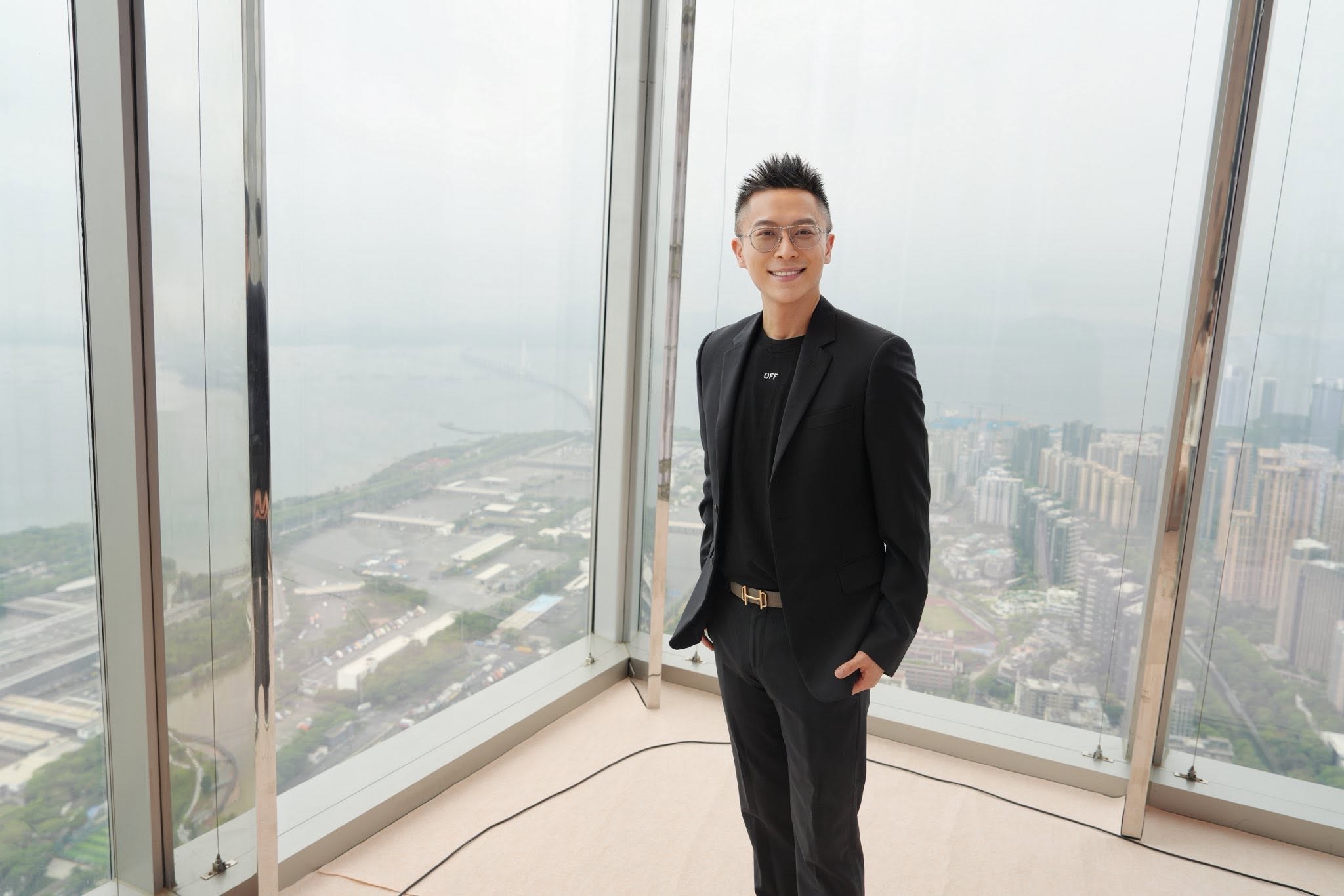 梁仲斌醫師於深圳高樓景觀前留影